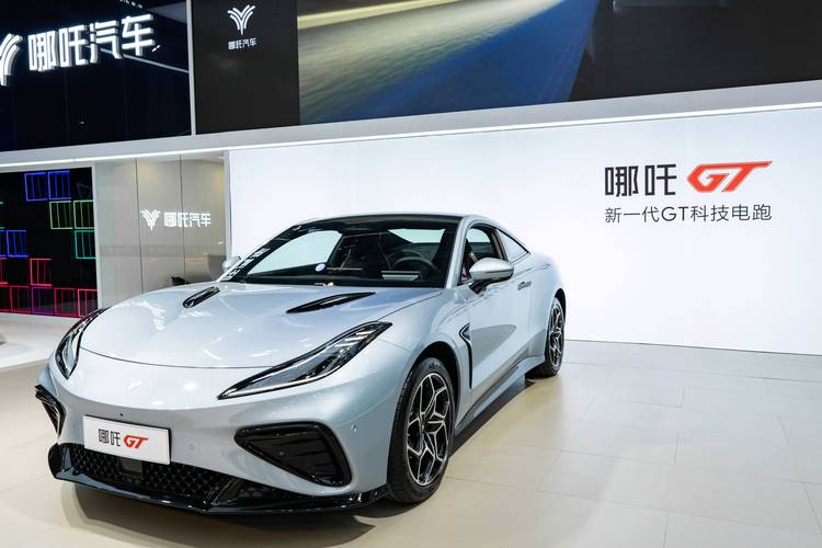 广州73哪吒汽车在智能汽车领域的表现，领途汽车在新能源汽车市场中的影响力